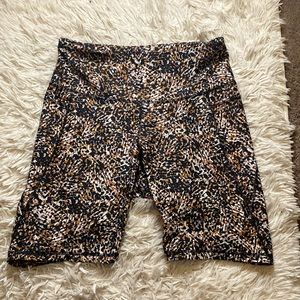 Old Navy Workout biker shorts with side pockets. Size XL